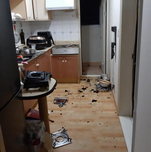 고양이가 전자제품을 작동해 화재가 나는 사례가 잇따르고 있다. 사진은 27일 화재사고가 난 아파트 주방 현장. <부산지방경찰청 제공>